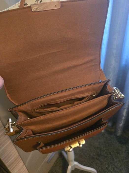 Torebka Stradivarius ze skórzanym paskiem