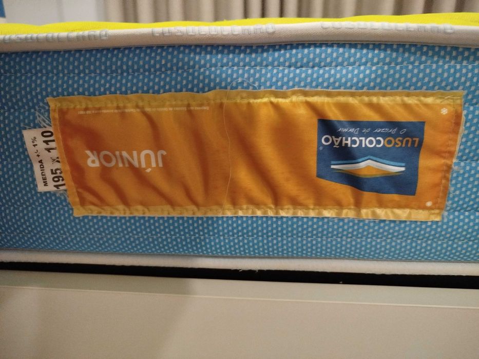 Cama de solteiro em bom estado de conservação