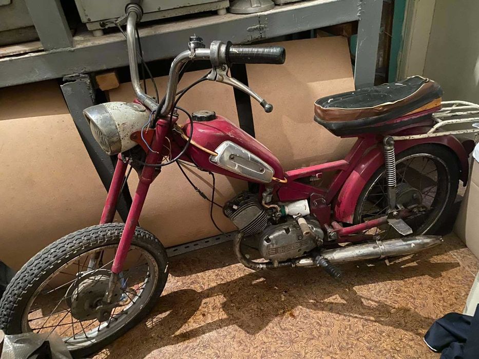 Старий мопед  для любителя ретро-техніки