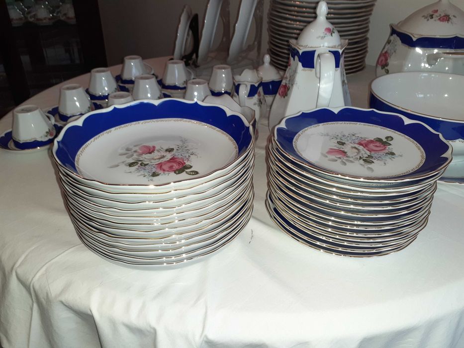 Serviço de jantar com relevo em ouro