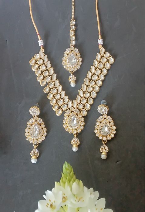 Banhado a Ouro e cravejado com Pedras Kundan conjunto Choker indiano