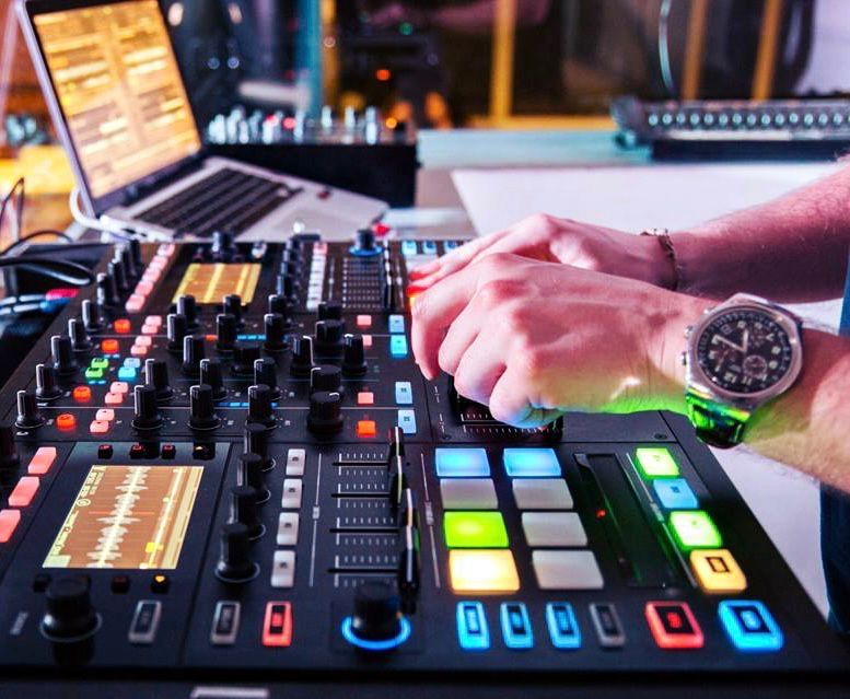 NI Traktor Kontrol S8 - Controlador (4 canais) DJ PRO  + 5 EXTRAS