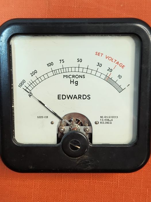 wakuometr Edwards 3020