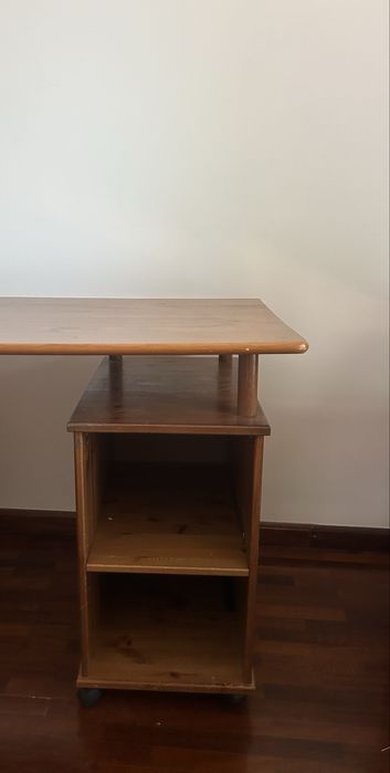 Wooden Desk with Wheels – Excellent Condition64740555406593121
