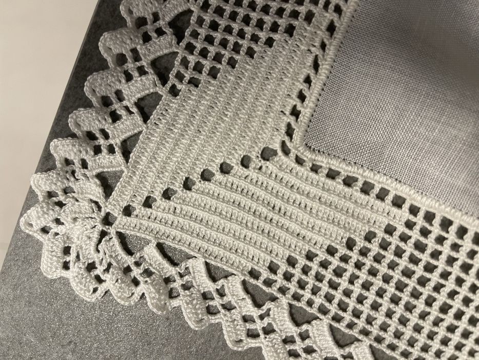 Toalha pequena com tecido e crochet feito à mão.