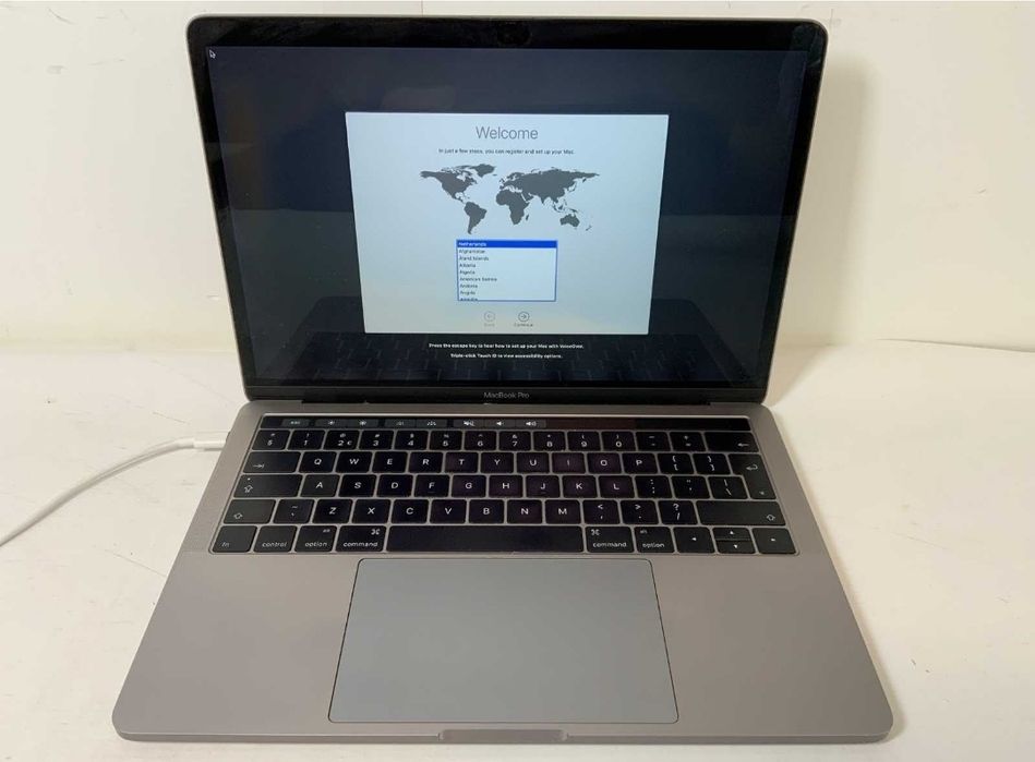 Macbook Pro 13" I7 16 RAM 256 SSD Touchbar64740936699395120