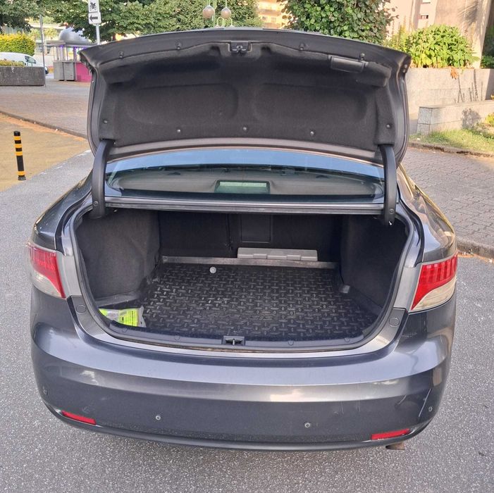 Toyota Avensis T27, ano 2010, motor Diesel económico e fiável.