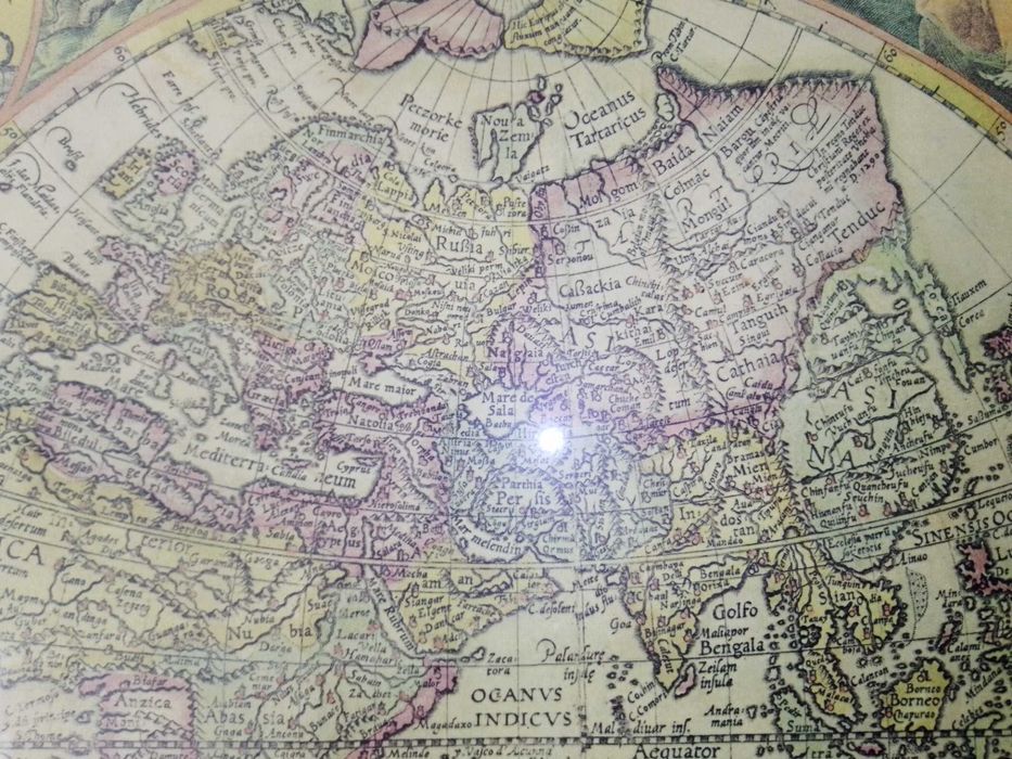 quadro mapa mundo antigo acho que é em latin