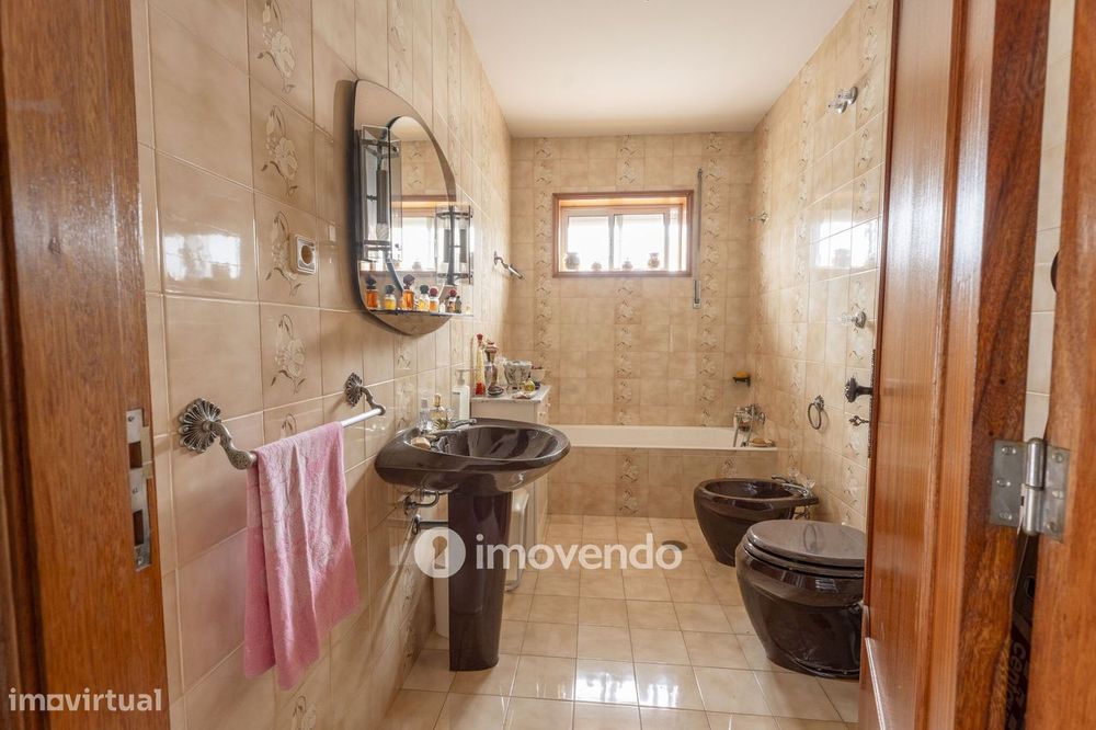 Moradia T4 com garagem, em Vila Nova da Telha, na Maia