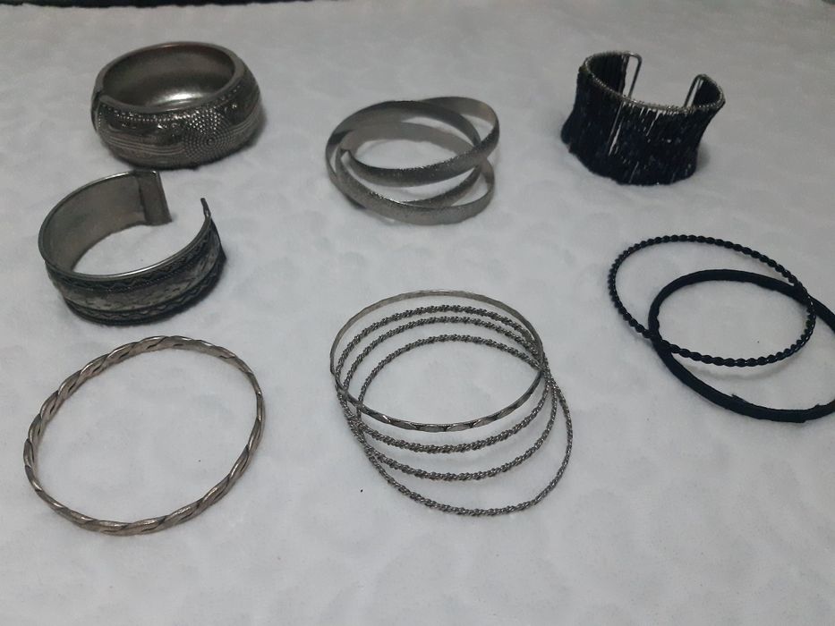 Várias pulseiras de 1 €