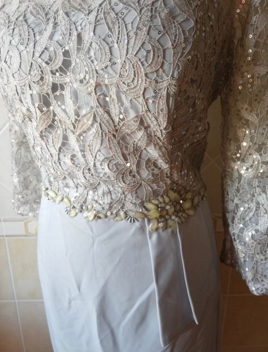 Vestido de cerimónia curto, em cinza prata