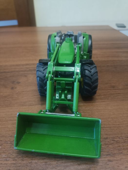 Продам трактор іграшковий металевий Siku John Deere 6820