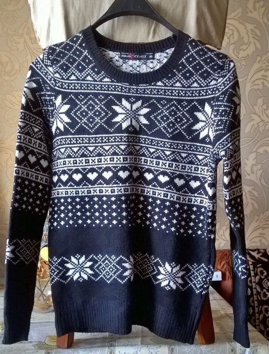 Свитерок теплый с интересным принтом