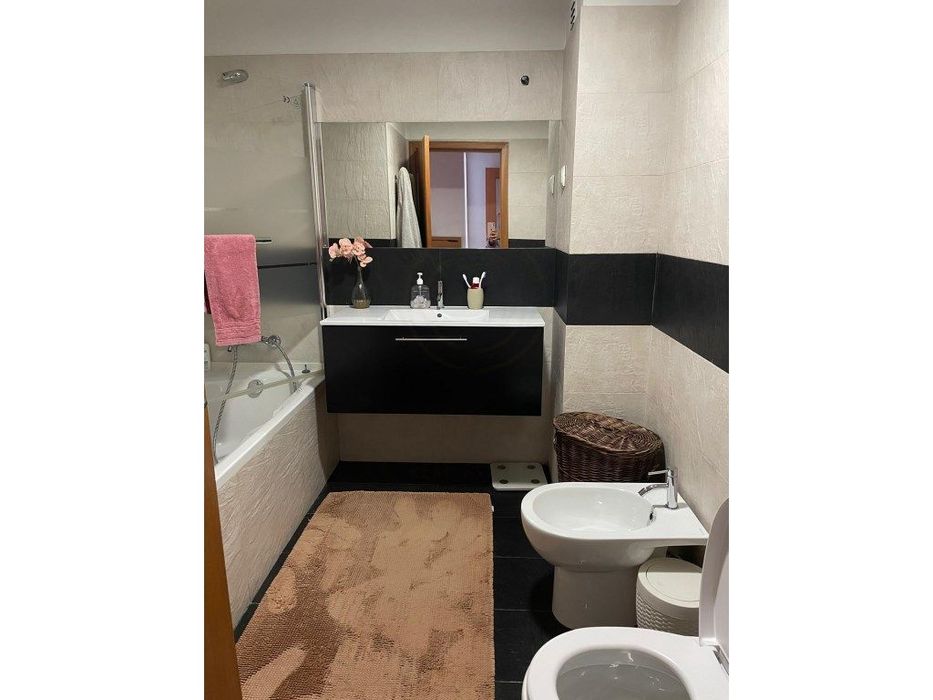 Quarto em Apartamento T2, varanda e lugar de garagem - Areosa | Por...
