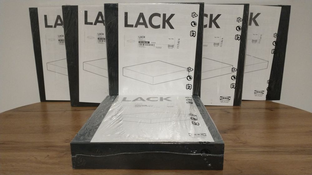 Kultowa mała czarna. Półka ikea lack