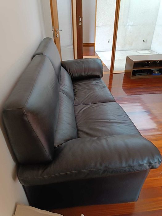 Sofá preto confortável 3 lugares
