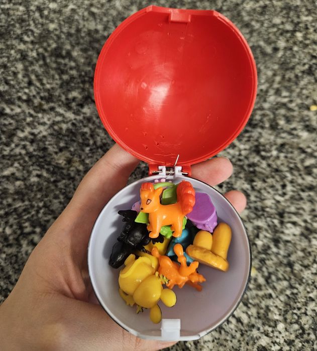 Pokebola tamanho real + 10 bonecos pokemon