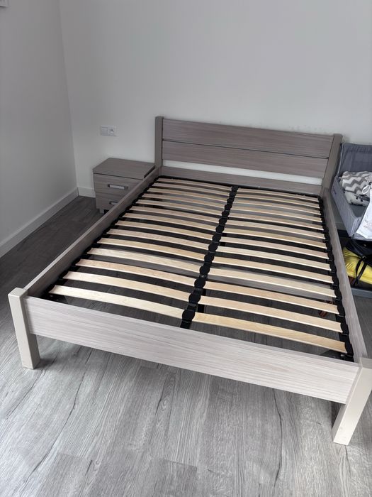 Łóżko z materacem  + dwa nakastniki + półka wisząca