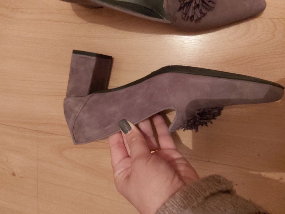 Sapatos camurça cinzentos