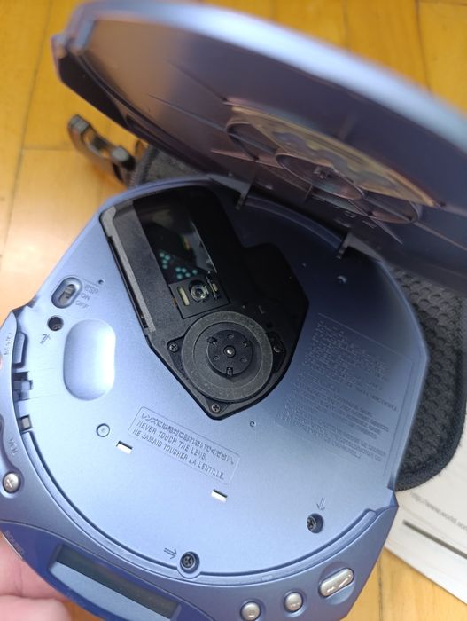 Sony Walkman D-E220 CD плеєр оригінал комплект навушники