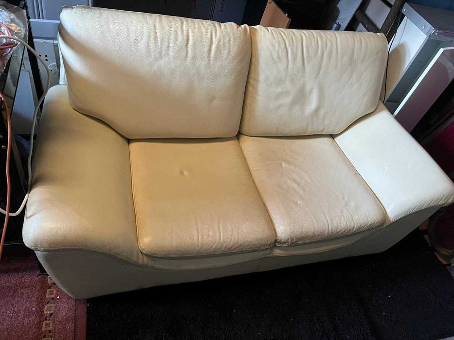 Sofá de Couro Branco - 2 Lugares