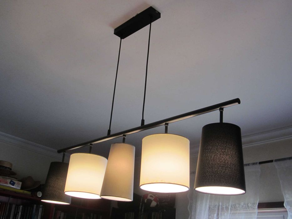 Candeeiro de teto, metal preto e tecido.