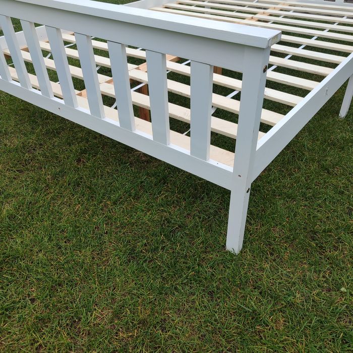 Łóżko drewniane białe