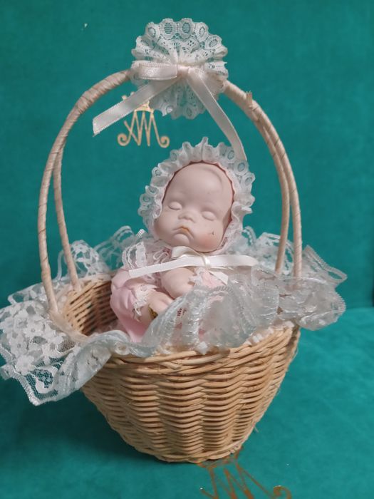 Cesta de musica com boneca bebé