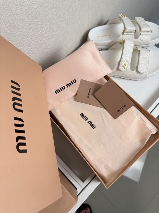 Тапки Miu Miu | шлепки Miu Miu чорні білі В НАЯВНОСТІ