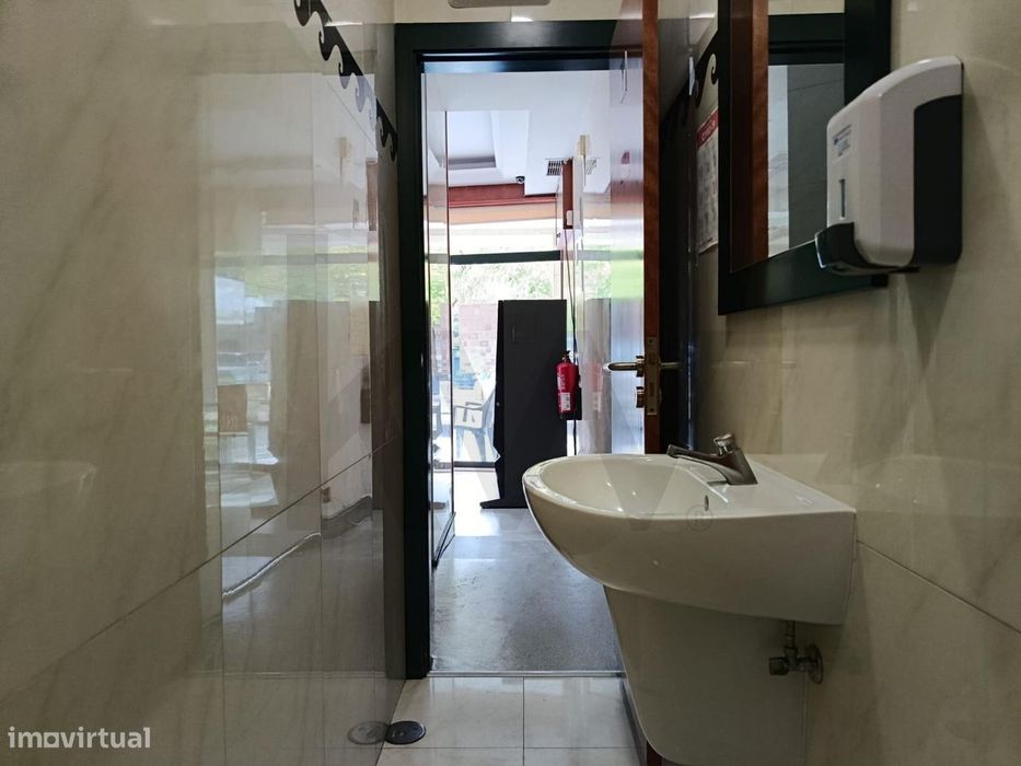 Pastelaria e Padaria com fabrico próprio, para trespasse, em Esgueira,