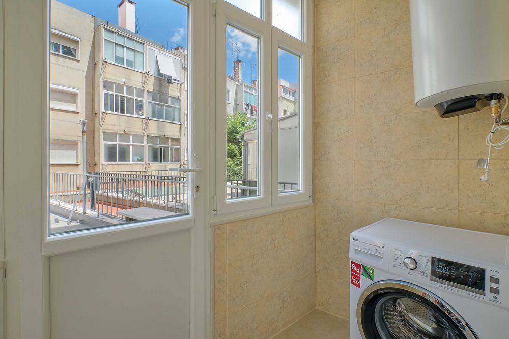 Apartamento T1 Remodelado e Mobilado com Terraço Junto Av. de Roma
