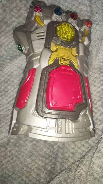 Rękawica nieskończoności Thanosa Avengers z dźwiękami