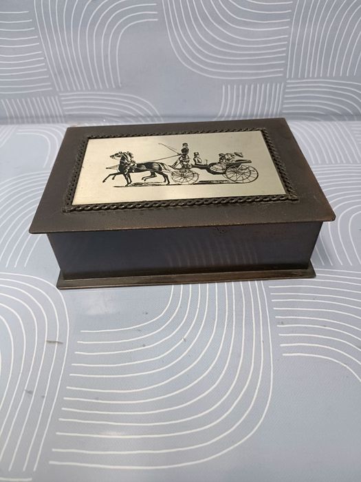 Ładna metalowa szkatułka