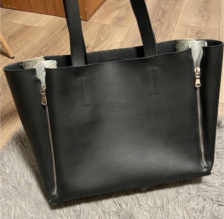 Жіночка сумка, чорного кольору, з короткими ручками