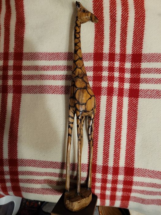 Drewniana rzeźba żyrafy wys. 42 cm.