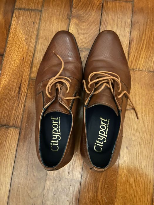 Sapatos castanhos formais fabricados em Portugal