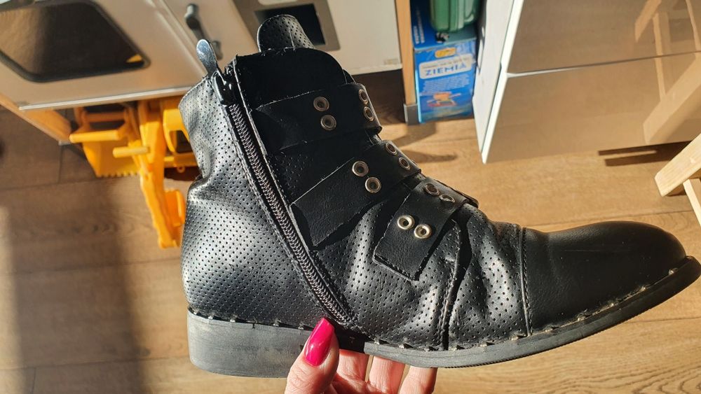 Czarnre botki przejściowe ze sprzaczkami rozmiar 36 CrogoGogo