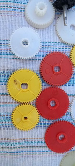 Шестерни пластиковые, разные.