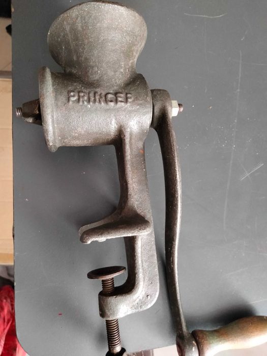 antiga maquina de moer carne