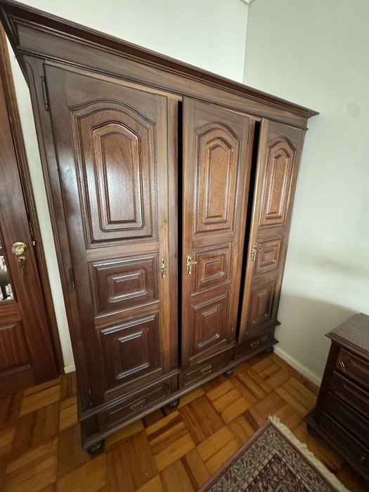 Moveis de quarto casal: 1 cama, 2 mesas cabeceira, uma comoda, um guardafatos, uma cadeia e um espelho