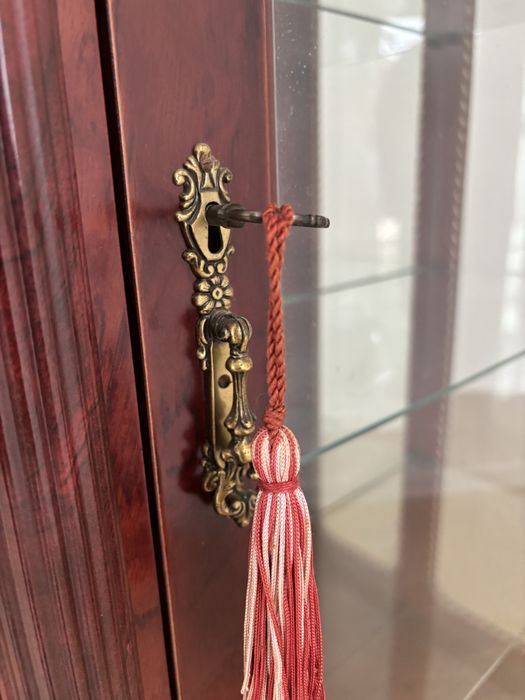 Vitrine com espelho de fundo e gaveta