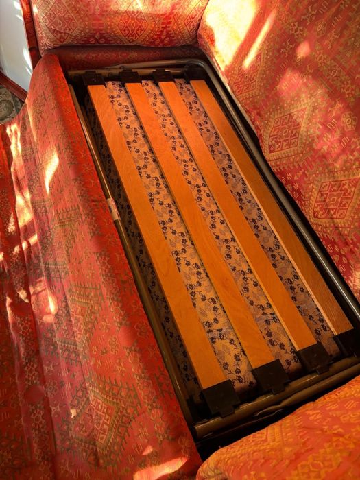 Conjunto de sofa cama, poltrona de um lugar e poltrona de um lugar com repousa pes