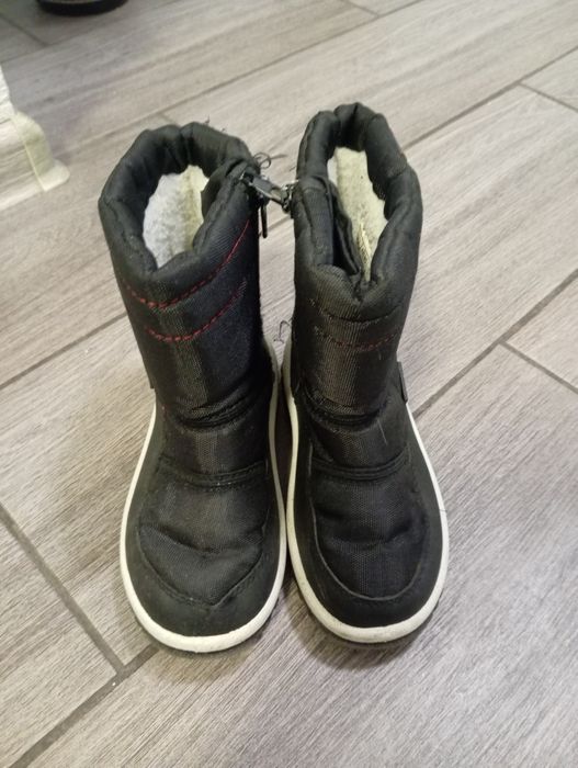 Подарую дитячі чобітки