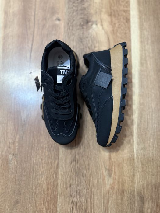 Жіночі чорні кросівки