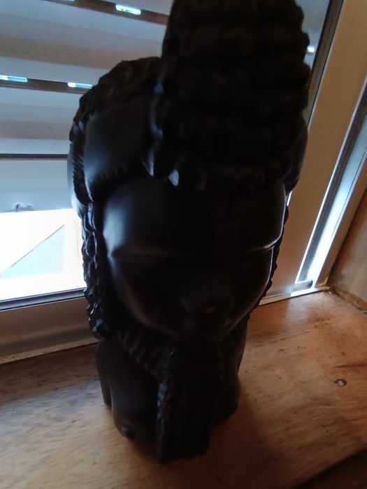 estatueta de mulher negra