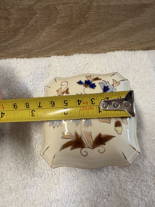 Porcelanowa szkatułka z kwiatami