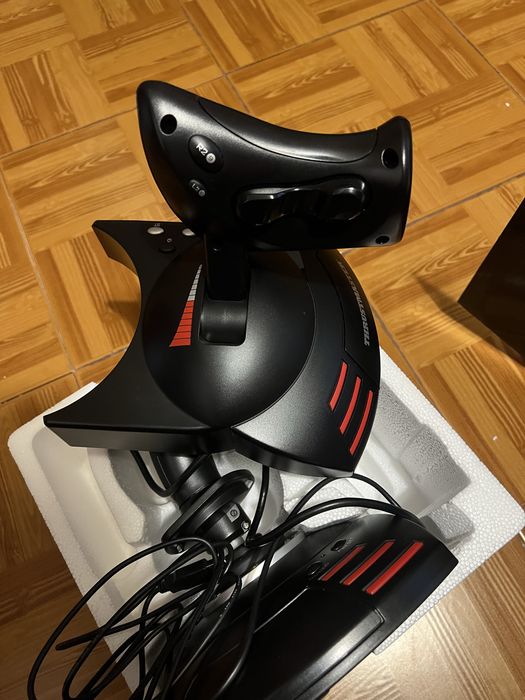 Simulador de voo Thrustmaster