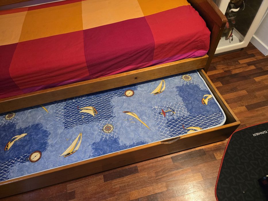 Cama dupla em Madeira Maciça com cama deslizante – Excelente Estado