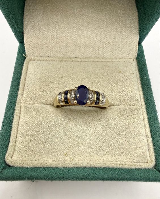 Złoty pierścionek z szafirami 0,75ct i diamentami
