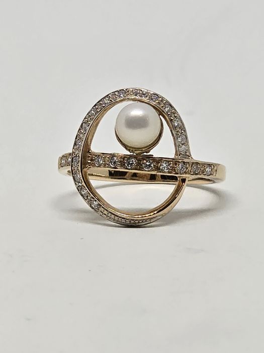 Золота каблучка з діамантами та перлиною